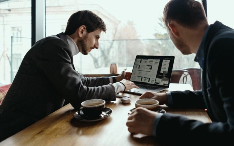 SaaS Design Agency vs. In-House UX Team: What US Startups Are Choosing in 2025 and Why